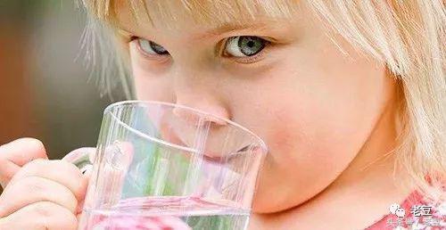 宝宝喝水补水的正确方法,宝宝秋冬季喝水