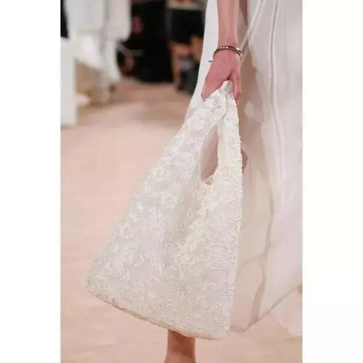 新娱儿美了一季的巴黎世家开始作妖了,丑不丑大家来评评理