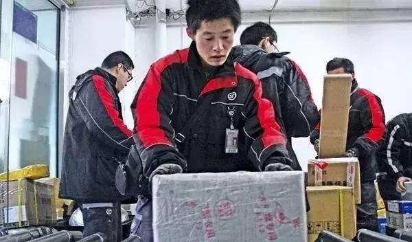 新娱儿美了一季的巴黎世家开始作妖了,丑不丑大家来评评理