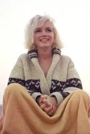 “大衣是女人的第一藏身所”