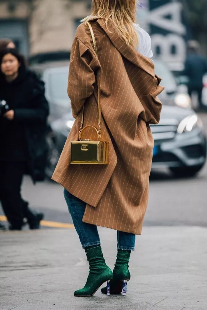 “大衣是女人的第一藏身所”