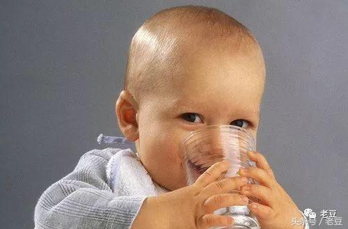 宝宝喝水补水的正确方法,宝宝秋冬季喝水