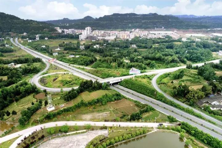大家好,我来介绍一下恩阳“川东北综合交通新枢纽”是如何炼成的