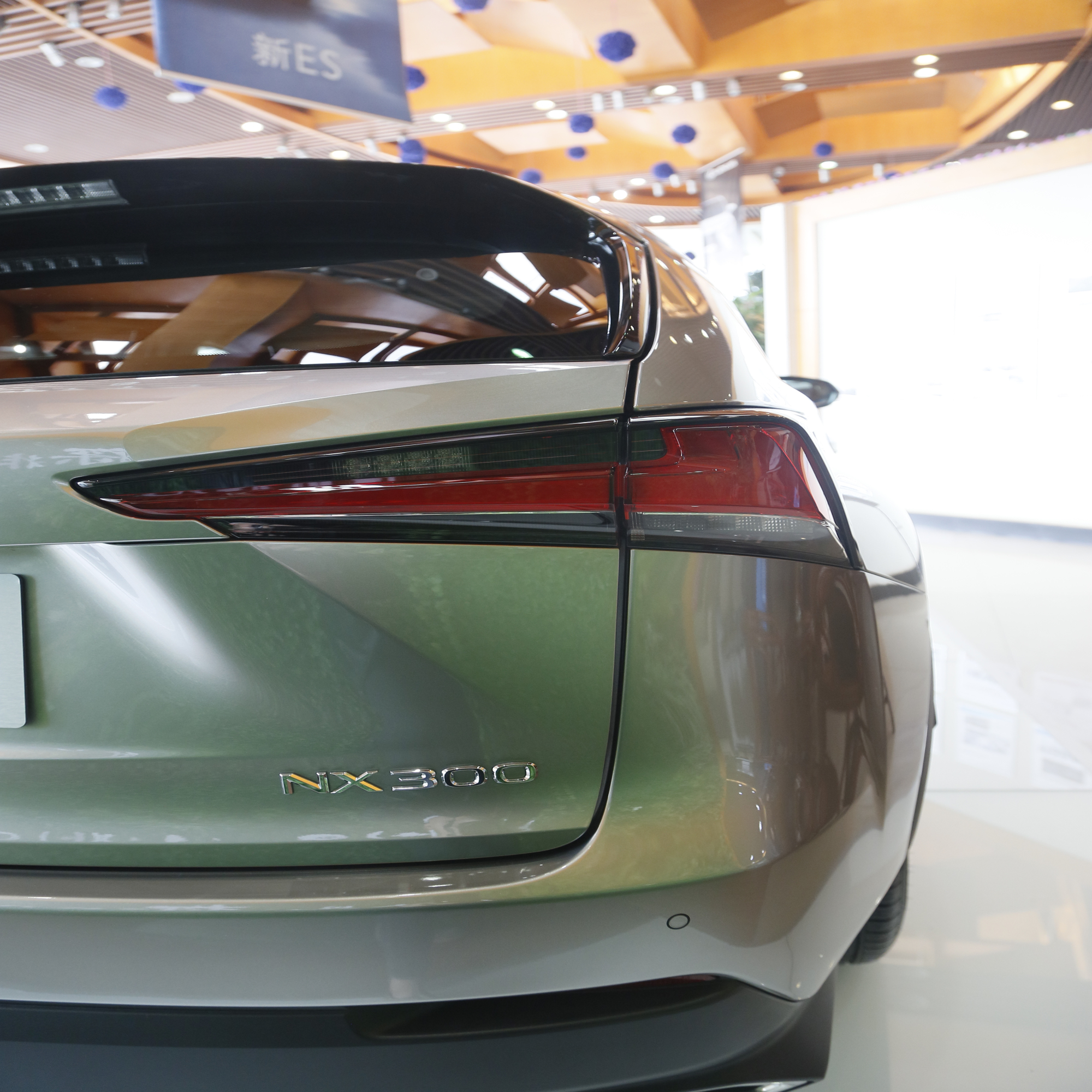 8万左右的雷克萨斯nx300,10多万的雷克萨斯nx300h