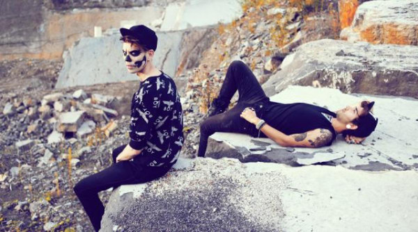 潮牌boylondon高帮变色鞋子,最流行潮牌BOYLONDON