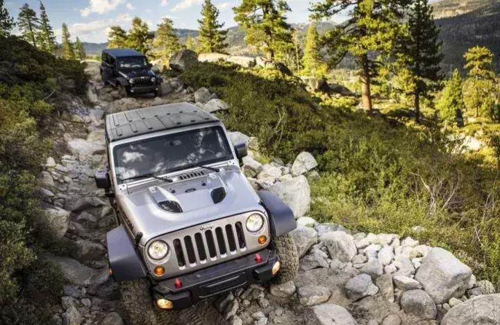 jeep自由光2.0的车有什么优缺点,两驱和四驱百公里加速多少