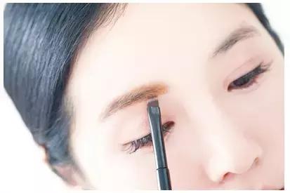 眉笔什么颜色好看自然百搭视频,眉毛变成红色用什么颜色的眉笔好