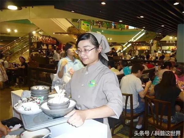 空姐乘务长和乘务员工资差多少,空姐与普通餐厅的服务员有啥区别