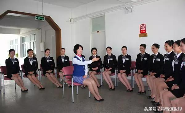 空姐乘务长和乘务员工资差多少,空姐与普通餐厅的服务员有啥区别