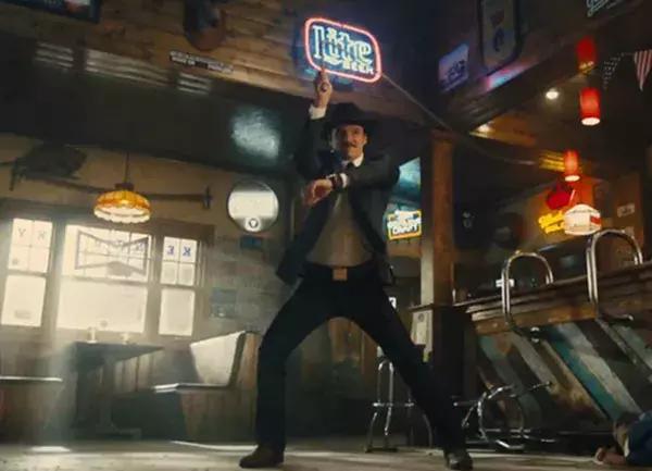 依旧「死不正经」，这部电影不服不行