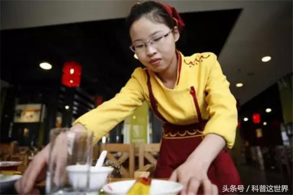 空姐乘务长和乘务员工资差多少,空姐与普通餐厅的服务员有啥区别