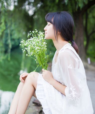 短发女生如何扎出慵懒随性的发型,适合短发女生的发型扎法图片