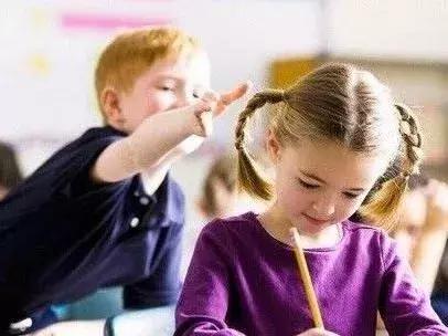 孩子任性耍脾气如何应对,对付爱捣乱不服管教的孩子