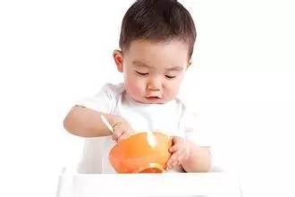 婴儿吃辅食后呕吐拉稀,宝宝吃辅食昏迷导致窒息