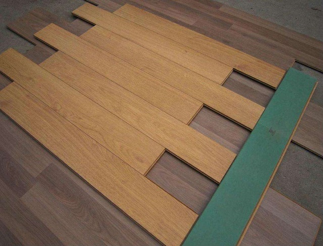 旧地板重新换还是翻新,旧房地板翻新最简单最省钱的方法