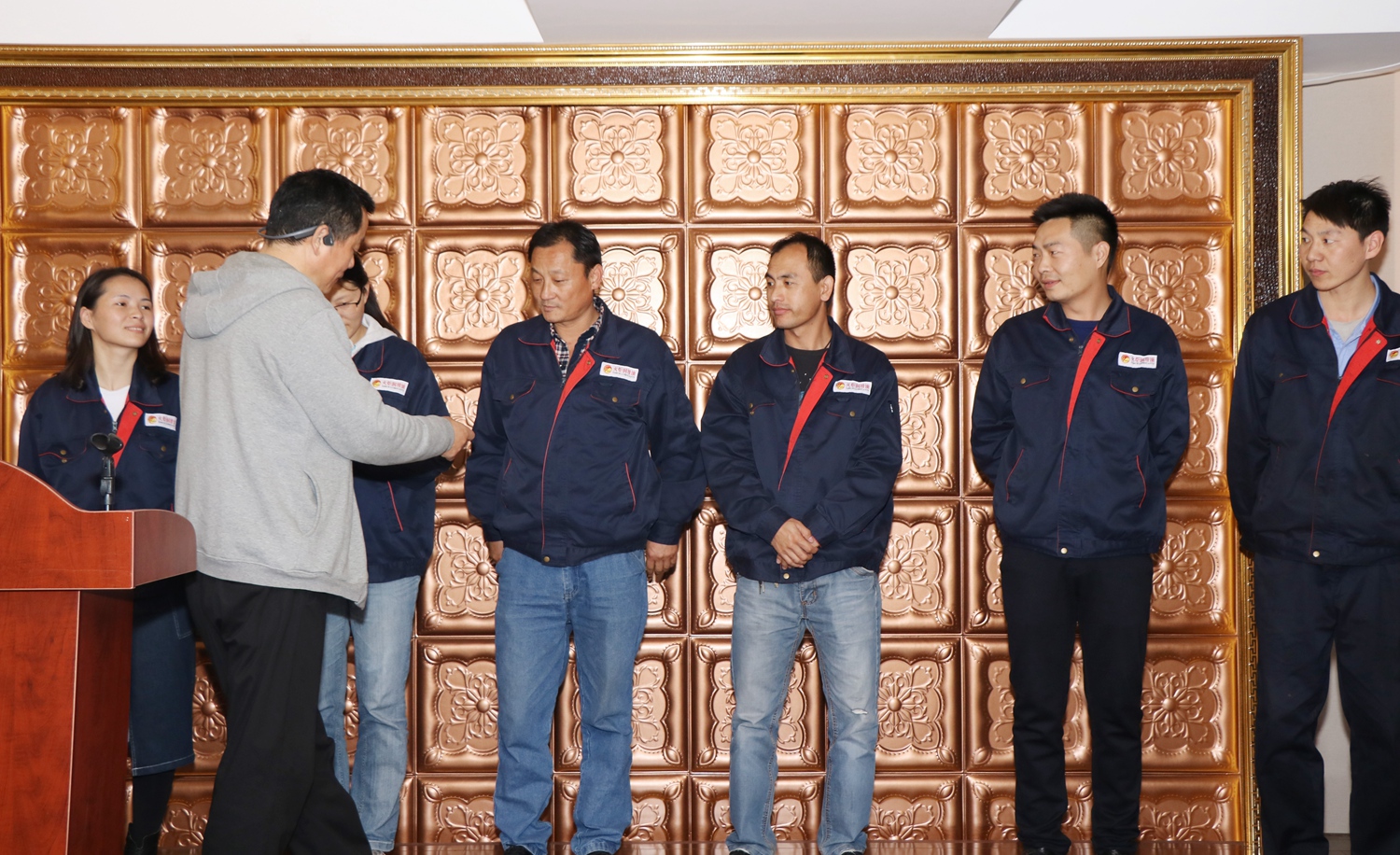 上海火炬润滑油举办10月庆祝员工生日晚会