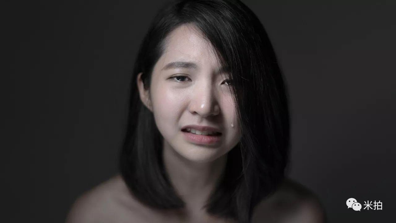 他把500个女孩惹哭了，然后拍了张照