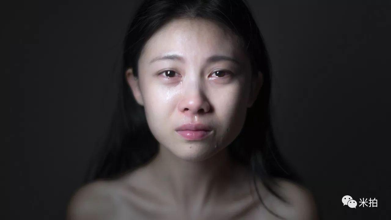 他把500个女孩惹哭了，然后拍了张照