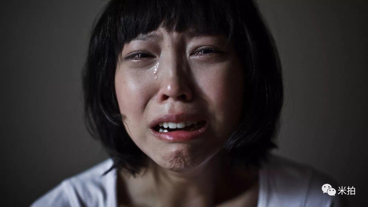 他把500个女孩惹哭了，然后拍了张照