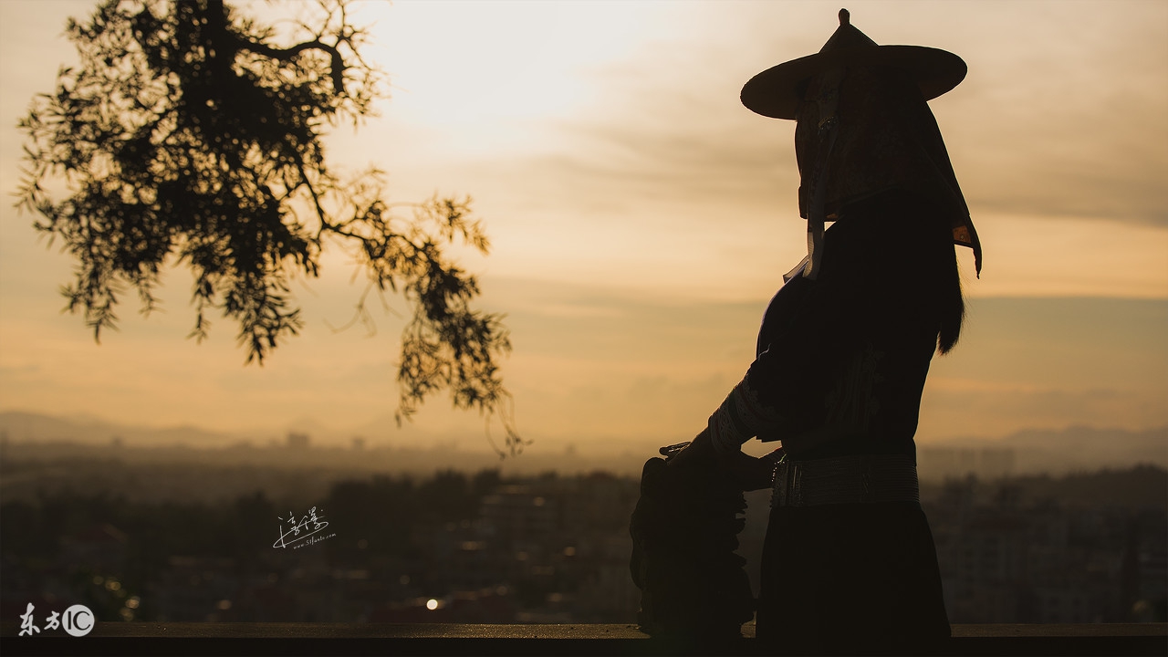 远处的背影歌曲,远处有怪物的影子