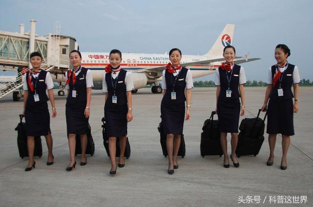 空姐乘务长和乘务员工资差多少,空姐与普通餐厅的服务员有啥区别