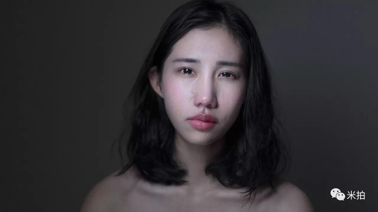 他把500个女孩惹哭了，然后拍了张照