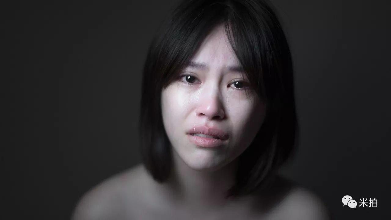 他把500个女孩惹哭了，然后拍了张照