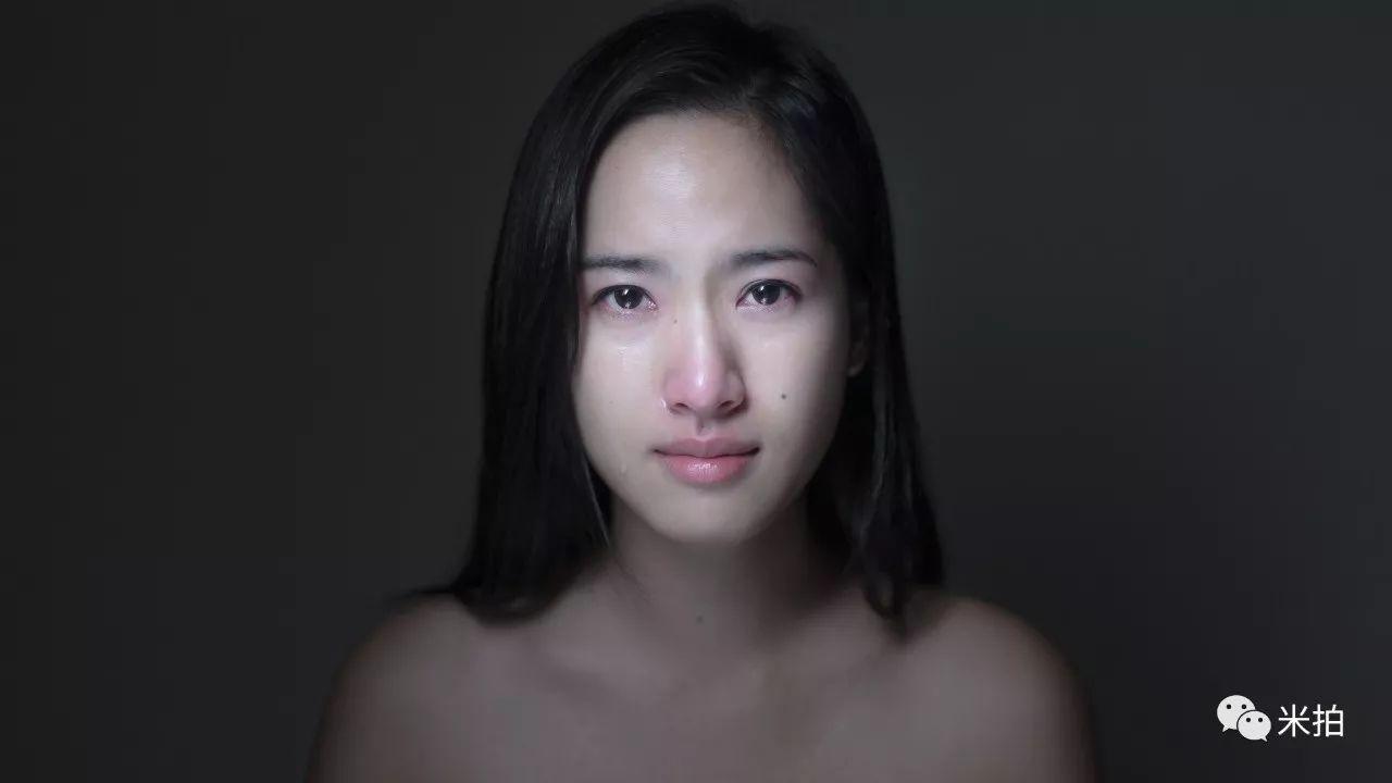 他把500个女孩惹哭了，然后拍了张照