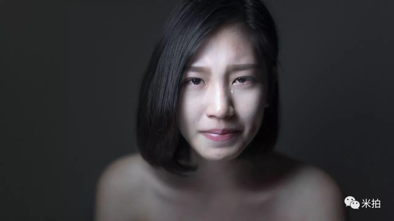 他把500个女孩惹哭了，然后拍了张照