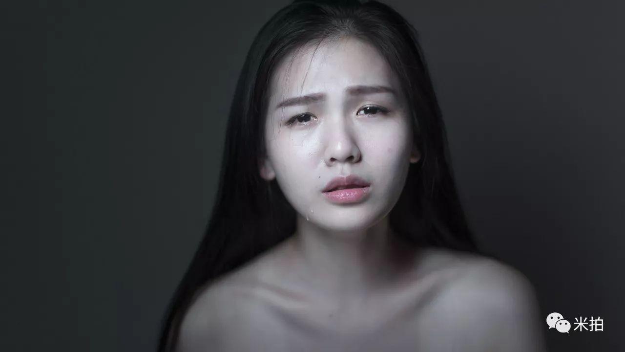 他把500个女孩惹哭了，然后拍了张照