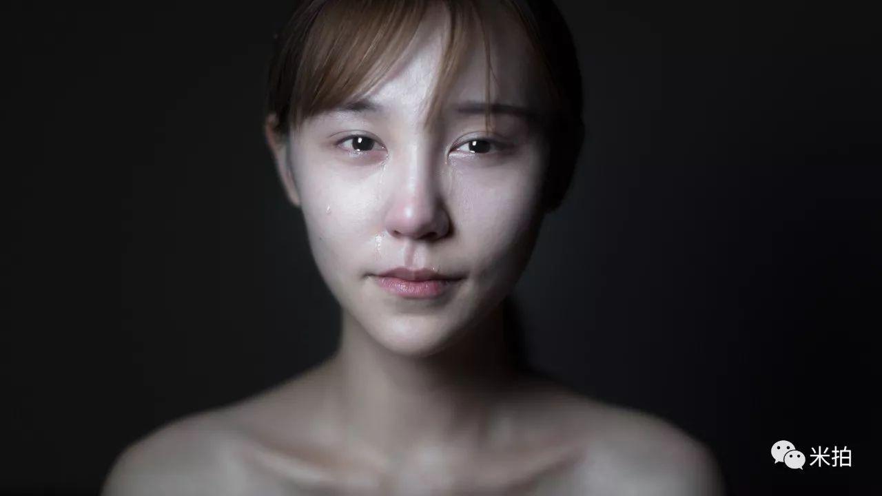 他把500个女孩惹哭了，然后拍了张照