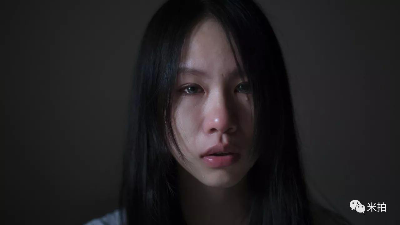 他把500个女孩惹哭了，然后拍了张照