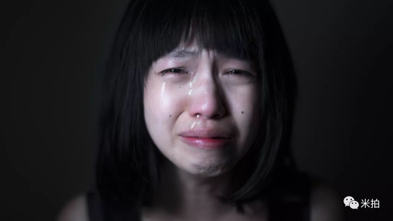 他把500个女孩惹哭了，然后拍了张照