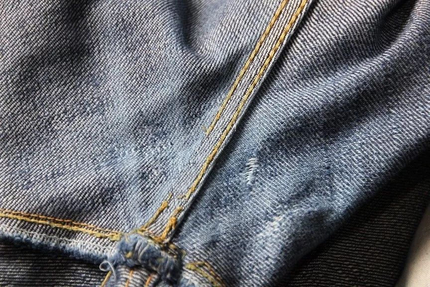牛仔裤修补过程视频,牛仔裤破洞无痕修复贴