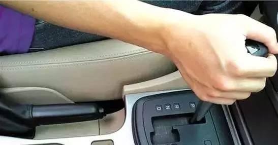 汽车挂挡不走变速箱故障,汽车挂挡不走车身抖动是什么原因