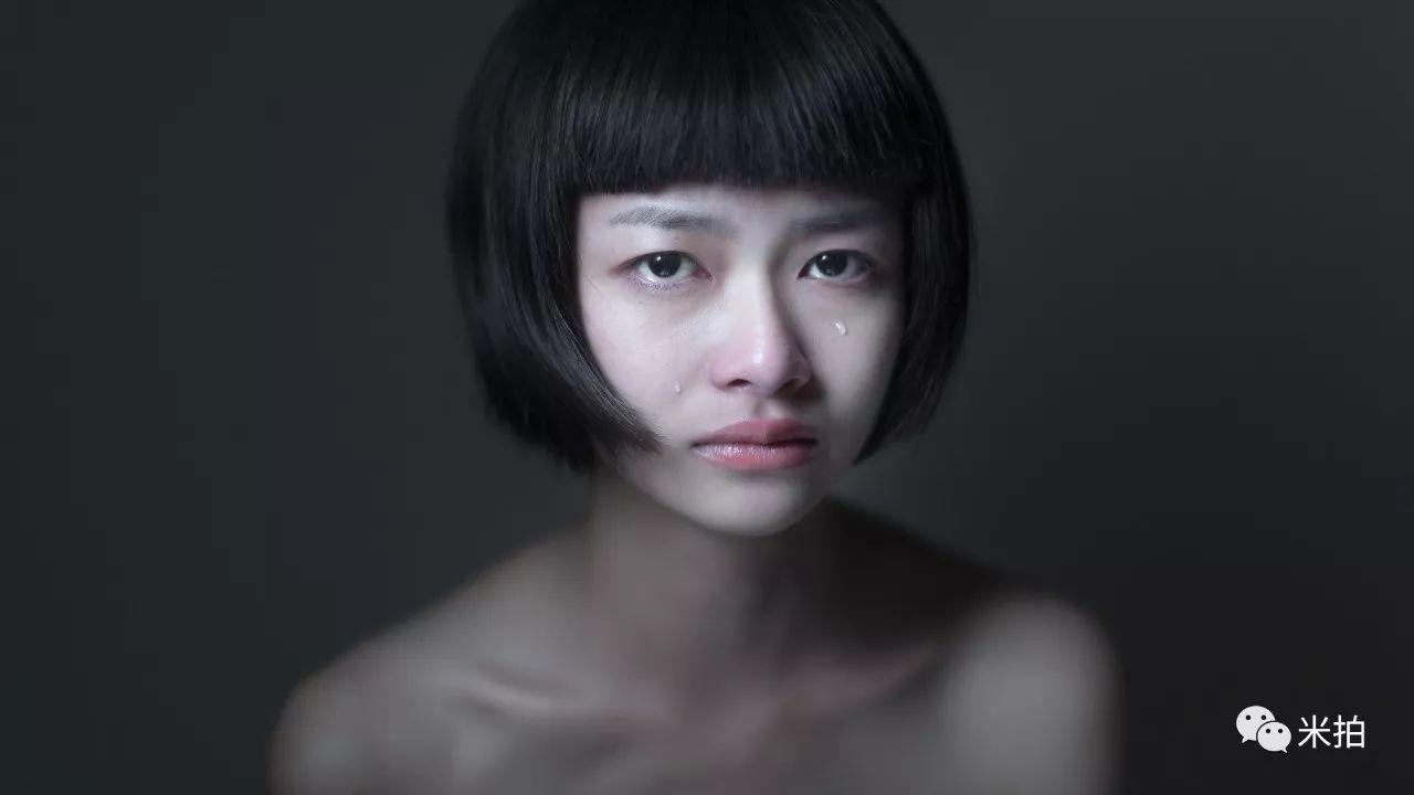 他把500个女孩惹哭了，然后拍了张照