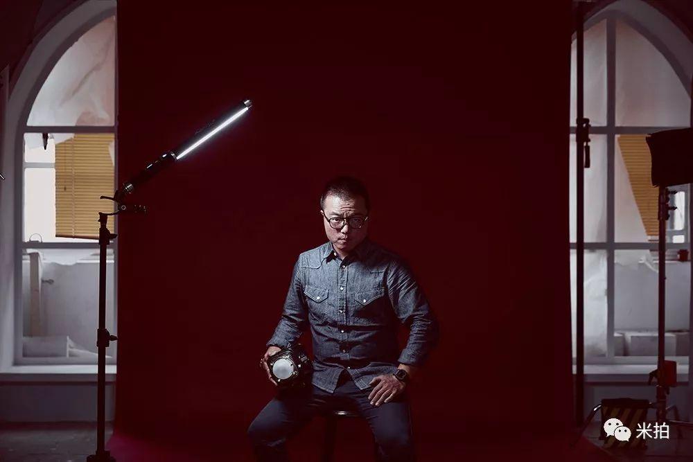 他把500个女孩惹哭了，然后拍了张照