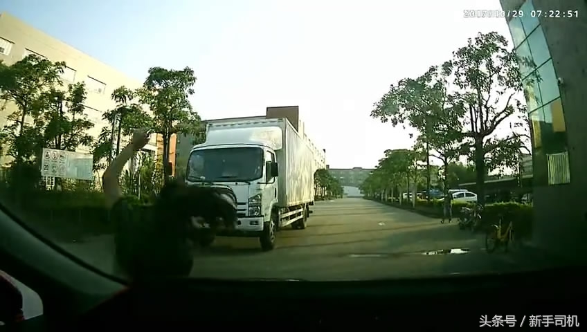 自己开车被撞坏了保险公司全赔吗,开车撞到了自己老婆保险公司赔吗