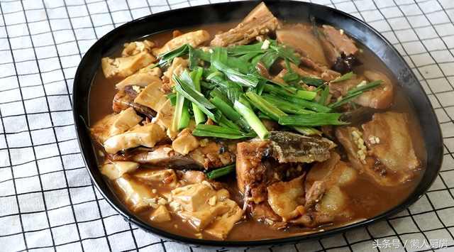 草鱼怎么做好吃教你做炖鱼,家常炸草鱼块炖鱼的做法大全
