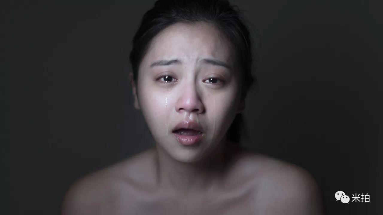 他把500个女孩惹哭了，然后拍了张照