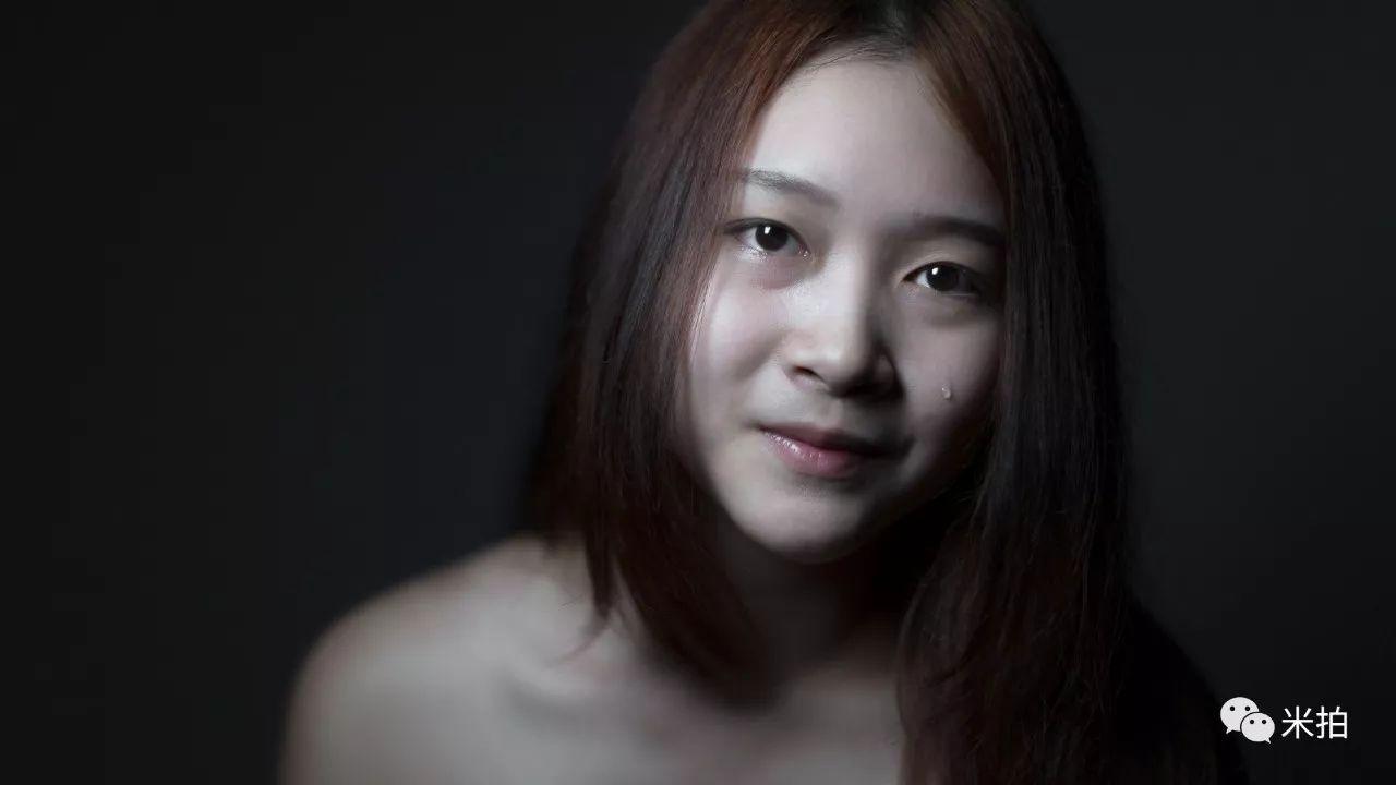 他把500个女孩惹哭了，然后拍了张照