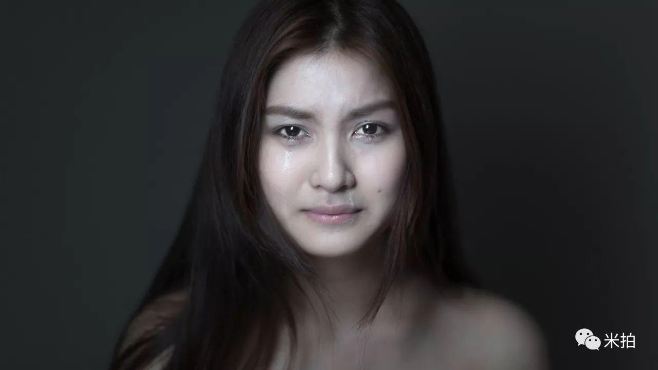 他把500个女孩惹哭了，然后拍了张照