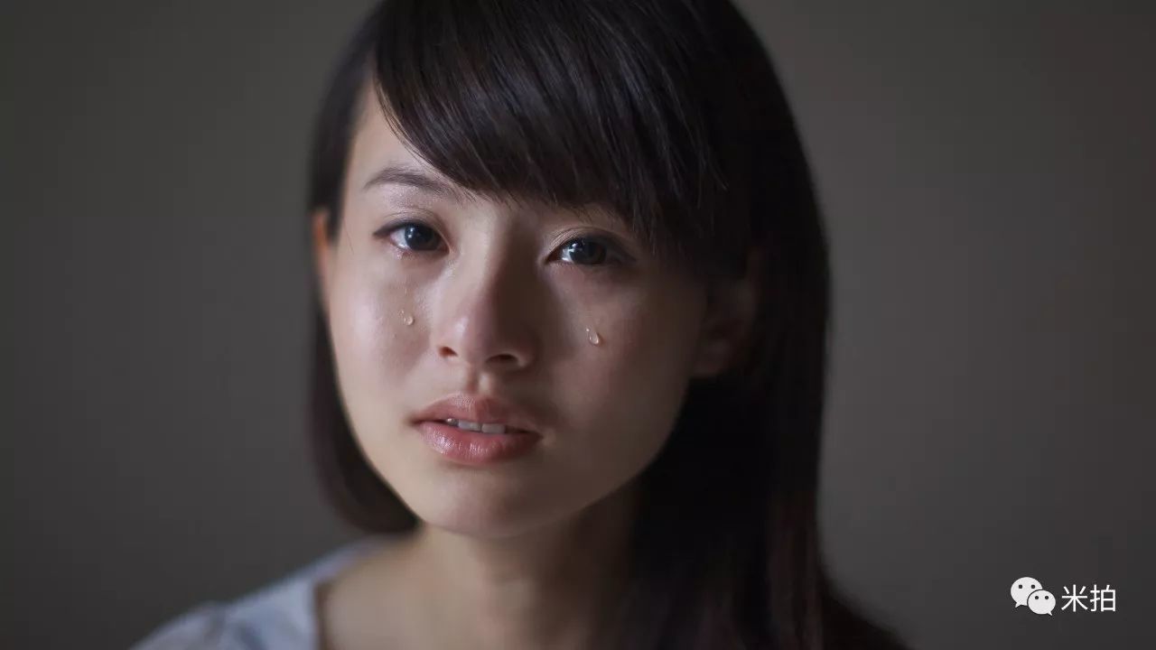 他把500个女孩惹哭了，然后拍了张照