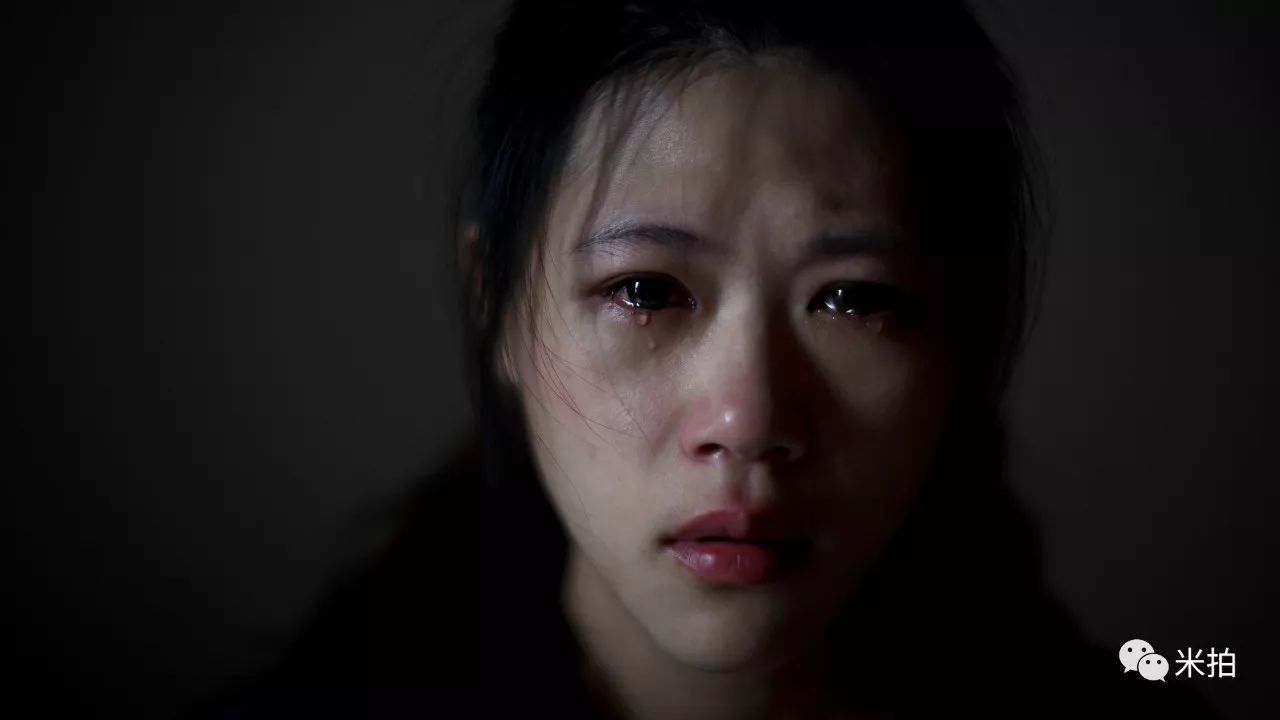 他把500个女孩惹哭了，然后拍了张照