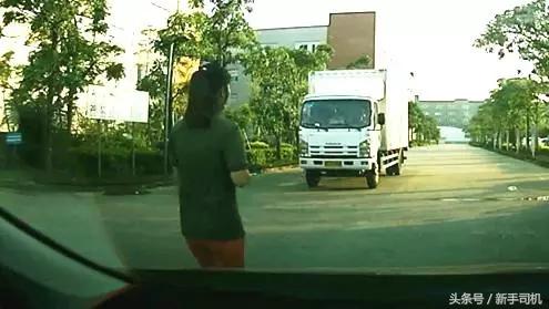 自己开车被撞坏了保险公司全赔吗,开车撞到了自己老婆保险公司赔吗