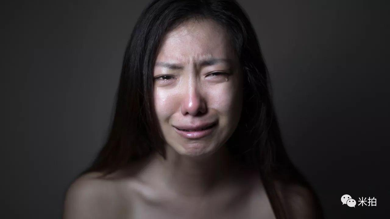 他把500个女孩惹哭了，然后拍了张照