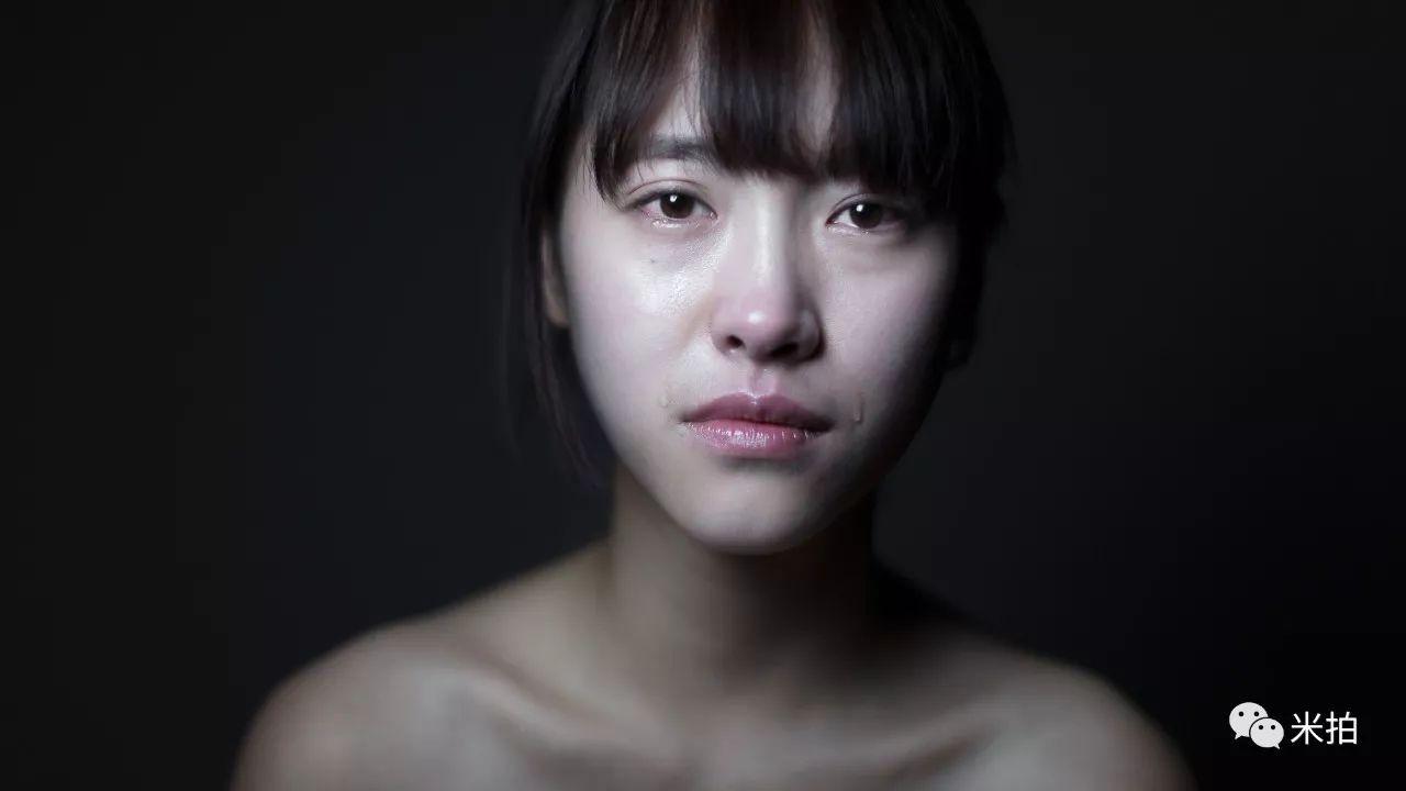 他把500个女孩惹哭了，然后拍了张照