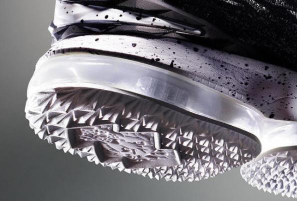 你说穿上这双球鞋如履云端，我是相信的