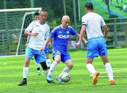 足球刚入门适合穿什么足球鞋,新手入门足球选什么足球鞋好