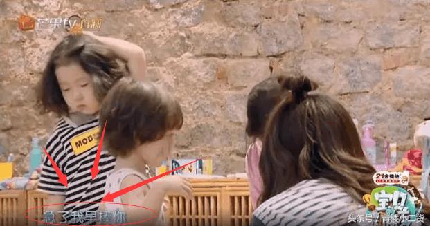 年轻女主持人在60岁老演员面前梨花带雨，网友：装傻卖萌要不得！